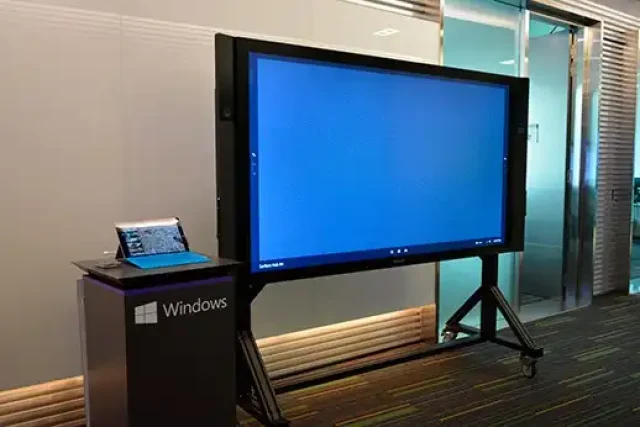 Moniteur tactile sur chariot roulant